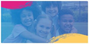 Niños abrazándose y sonriendo