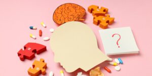 Imagen de recorte de cabeza humana, cerebro, pastillas y fichas de rompecabezas